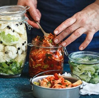 Zaujalo nás. 6 potravín, ktoré sabotujú váš druhý mozog: Ako obnoviť a posilniť mikrobionálnu rovnováhu v črevách